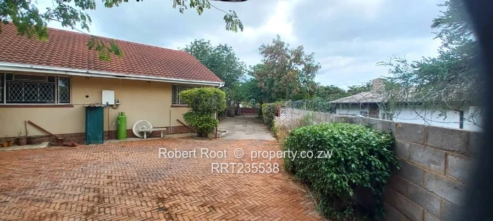  Spacious Family Home with Cottage & Good Borehole!