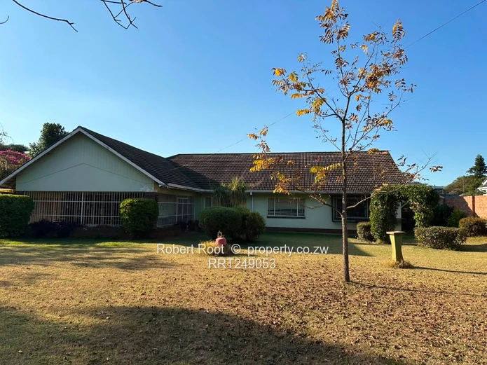  Spacious Family Home with Excellent Potential (Sole Mandate)