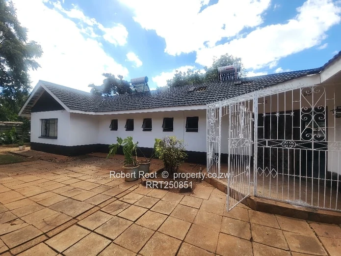 Charming 3 bedroom family home to let in Northwood