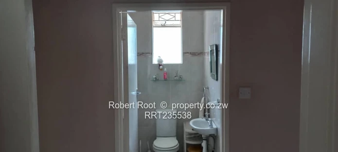  Spacious Family Home with Cottage & Good Borehole!