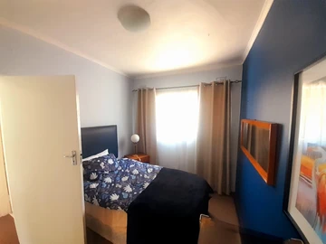 2 Bedroom Flat & Apartment