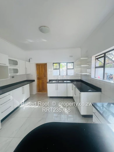 4 bed flat in Greendale