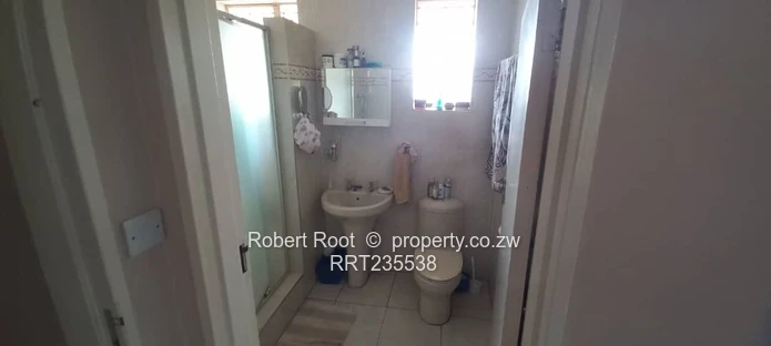  Spacious Family Home with Cottage & Good Borehole!