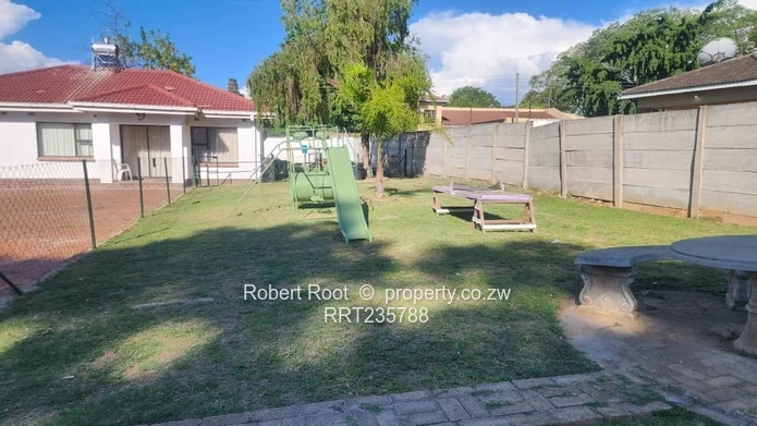 4 bed flat in Greendale