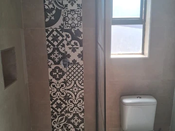 2 Bedroom Flat & Apartment