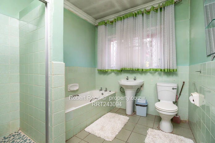 Neat 4 bed family home in Kambanji with stunning views!