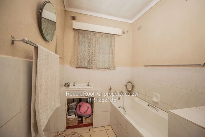 House For Sale In Glen Lorne (Sole Mandate)