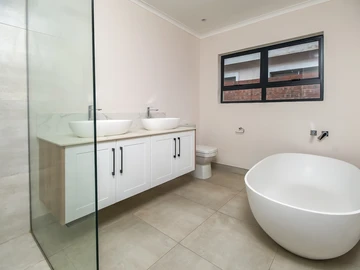 3 Bedroom Flat & Apartment