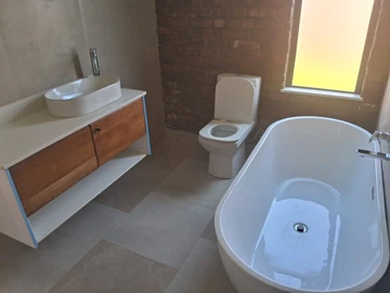 2 Bedroom Flat & Apartment