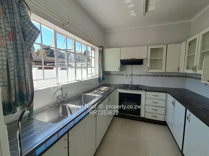 Neat recently renovated 2 bed duplex apartment 