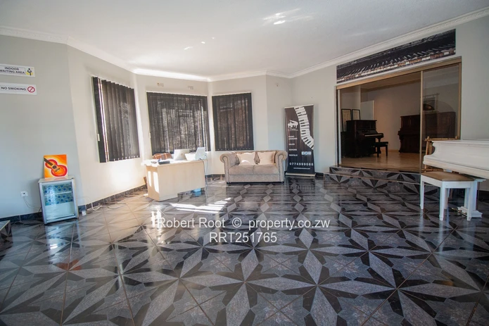 Vainona 5-Bed Home with Pool on 5,260m²  (Sole Mandate)
