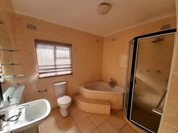 4 Bedroom Flat & Apartment