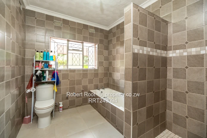 Neat 4 bed family home in Kambanji with stunning views!