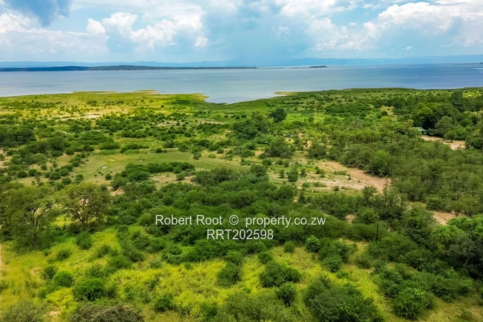 Lake Frontage property on 8.5 hectares (21 acres)