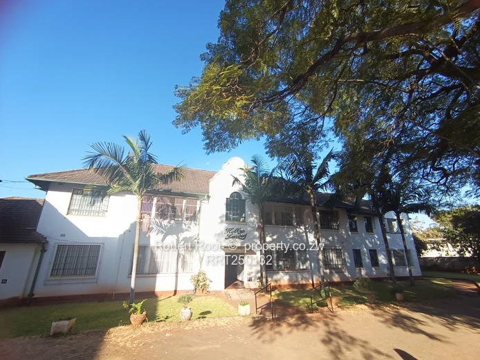 2 bed flat in Avenues