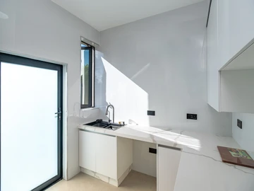 4 Bedroom Flat & Apartment