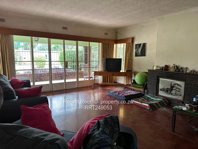 Spacious Family Home with Excellent Potential (Sole Mandate)