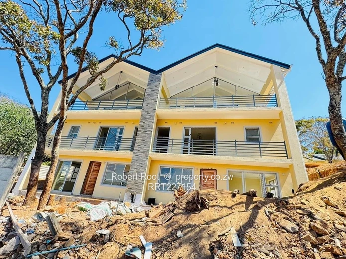 Modern 3 bed complex in Greystone Park