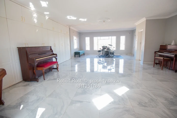 Vainona 5-Bed Home with Pool on 5,260m²  (Sole Mandate)