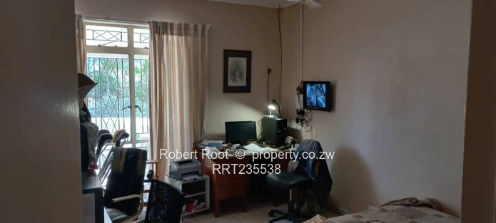  Spacious Family Home with Cottage & Good Borehole!