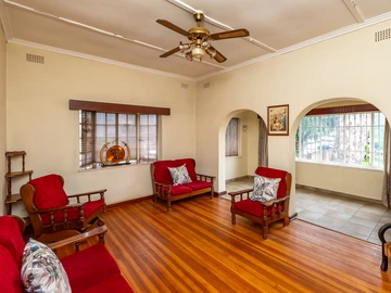 2 Bedroom Flat & Apartment