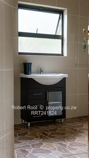 Folyjon Magnificient 5-Bed Furnished Villa with Pool & Borehole