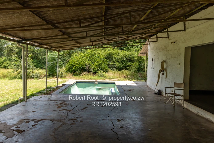 Lake Frontage property on 8.5 hectares (21 acres)