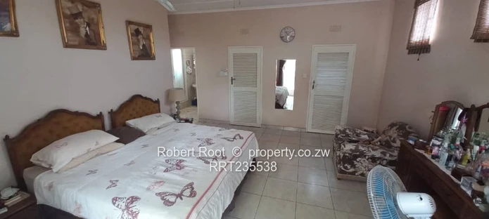  Spacious Family Home with Cottage & Good Borehole!