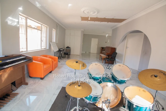 Vainona 5-Bed Home with Pool on 5,260m²  (Sole Mandate)