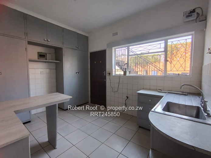 2 bed flat in Avondale