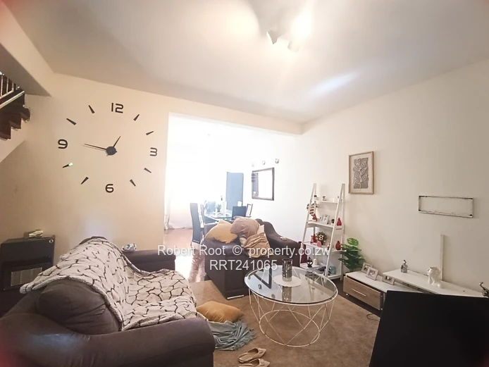 2 bed duplex flat in Avondale West