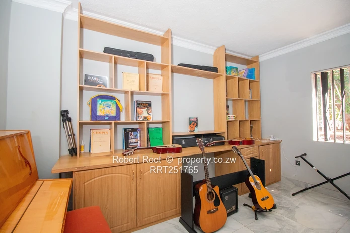 Vainona 5-Bed Home with Pool on 5,260m²  (Sole Mandate)