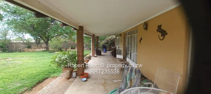  Spacious Family Home with Cottage & Good Borehole!