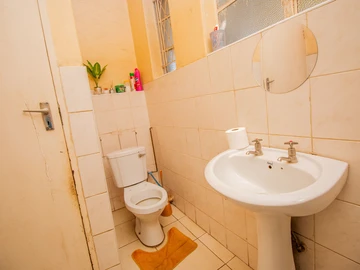 2 Bedroom Flat & Apartment