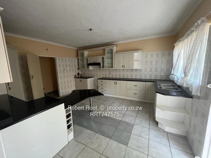 4 bed family home in Zimre Park