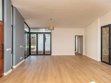 3 Bedroom Flat & Apartment