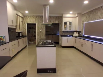 5 Bedroom House