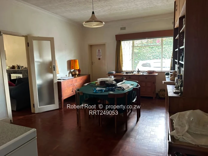  Spacious Family Home with Excellent Potential (Sole Mandate)