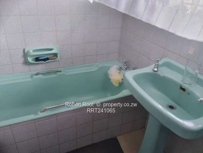 2 bed duplex flat in Avondale West