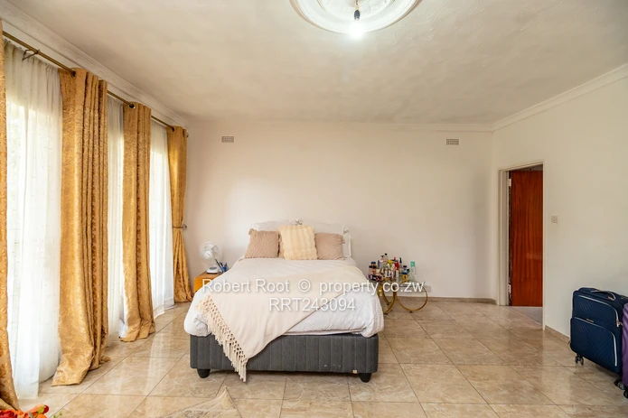 Neat 4 bed family home in Kambanji with stunning views!