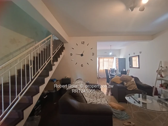 2 bed duplex flat in Avondale West