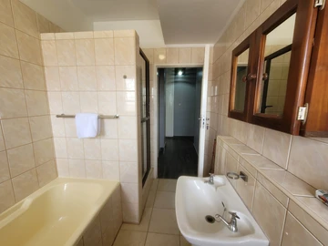3 Bedroom Flat & Apartment